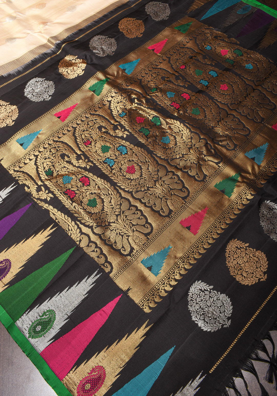 Exquisite Beige Gadwal Silk Saree with Sona Rupa Damask Motif and Temple Zari Border | SILK MARK CERTIFIED