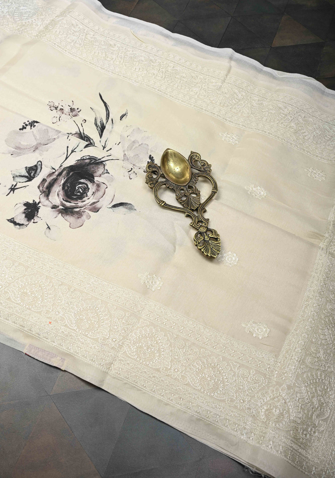 Cream Viscose  Saree With Floral Digital Print And Thread Work Border
