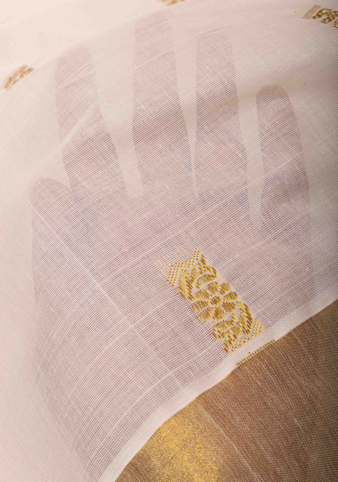 Elegant Kerala Kasavu Saree in Off White and Gold. Stunning Top Seller Saree!