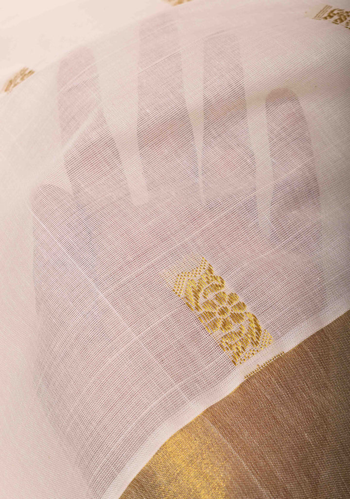 Elegant Kerala Kasavu Saree in Off White and Gold. Stunning Top Seller Saree!