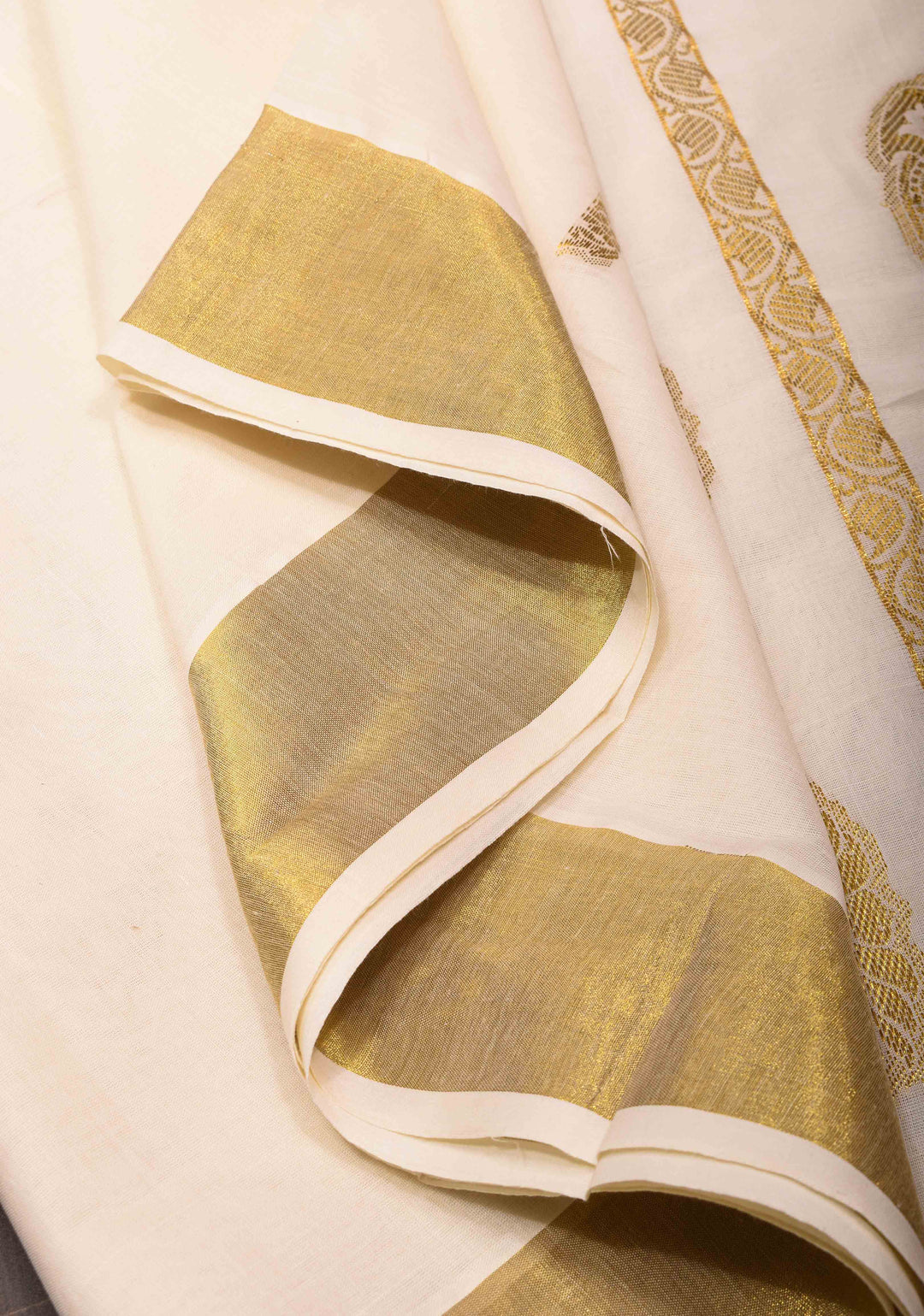 Elegant Kerala Kasavu Saree in Off White and Gold. Stunning Top Seller Saree!