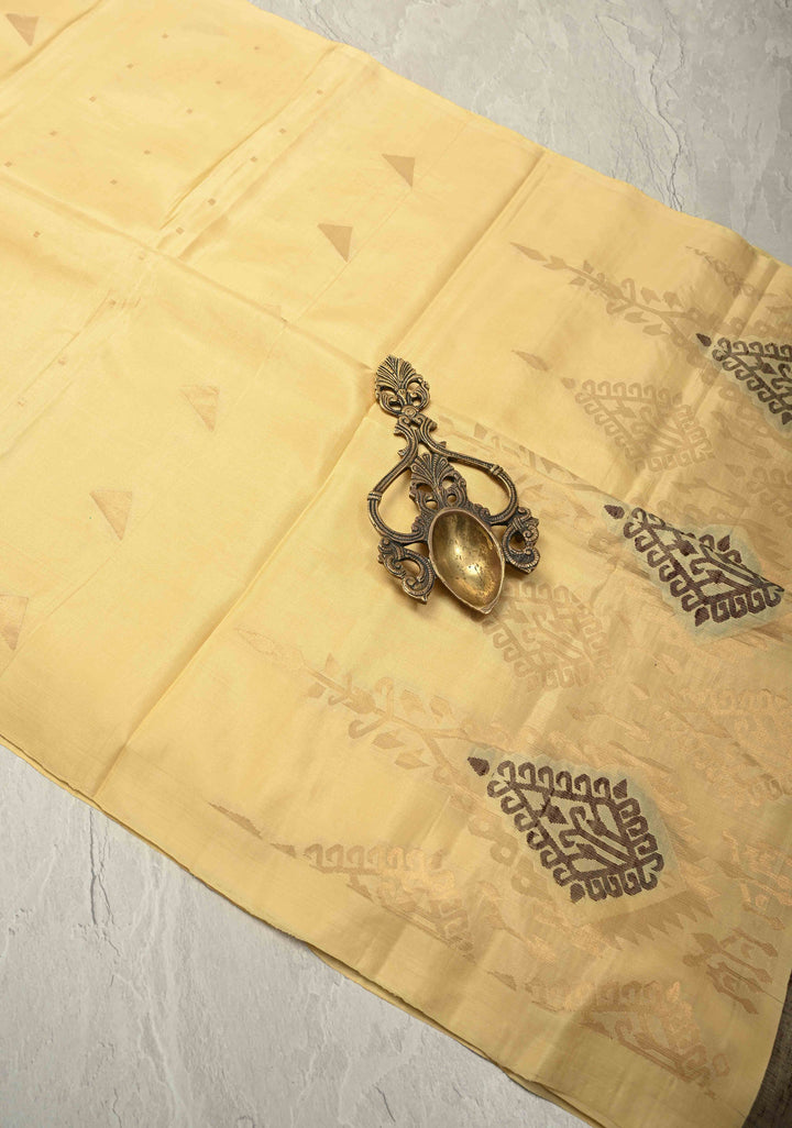 Cream Borderless Handloom Pure Silk Kanchipattu Saree with Zari Buttas and Cross Stich Motifs on Pallu | SILK MARK CERTIFIED