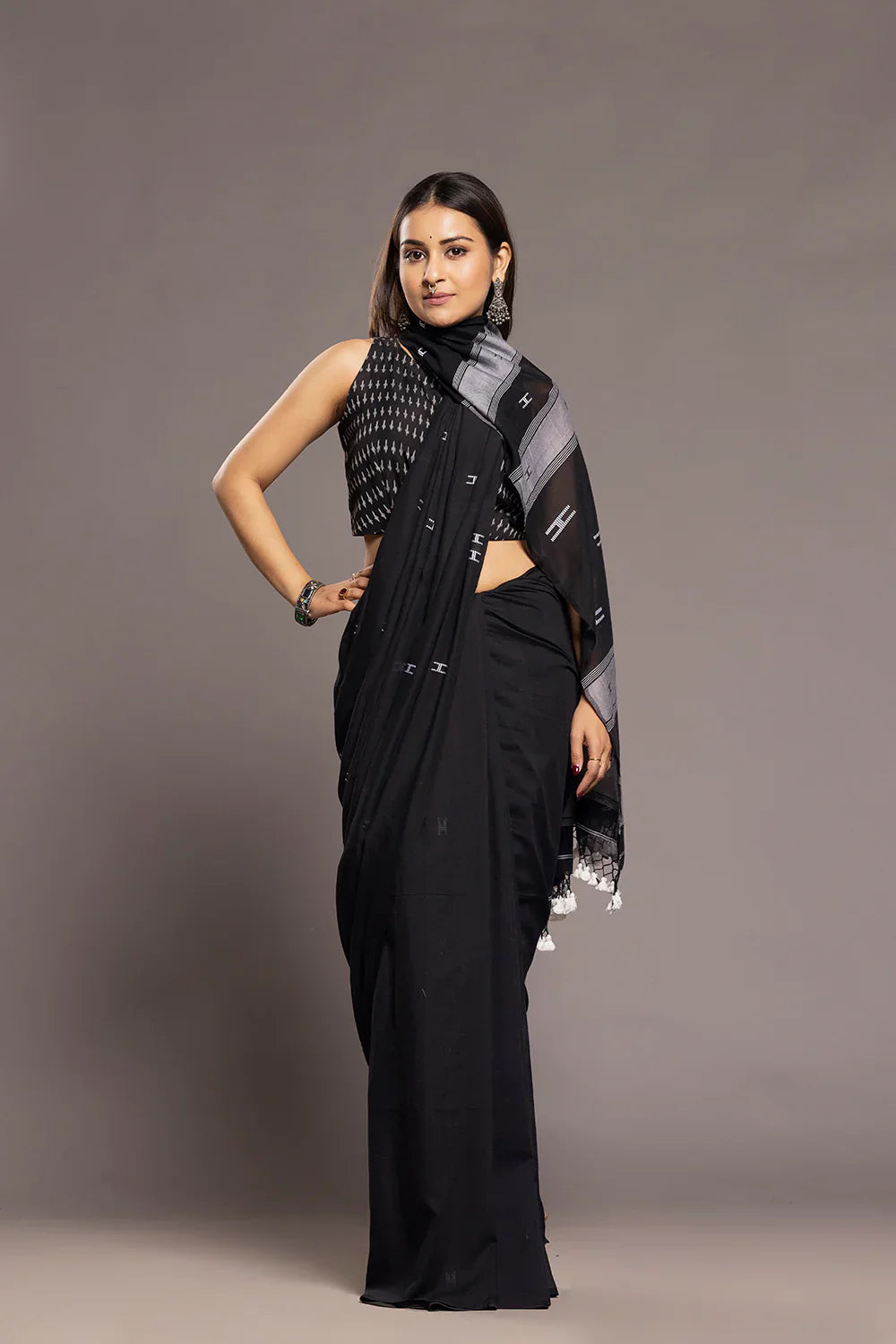 Handloom Black & White Soft Cotton Jamdani Saree | SHOBITAM
