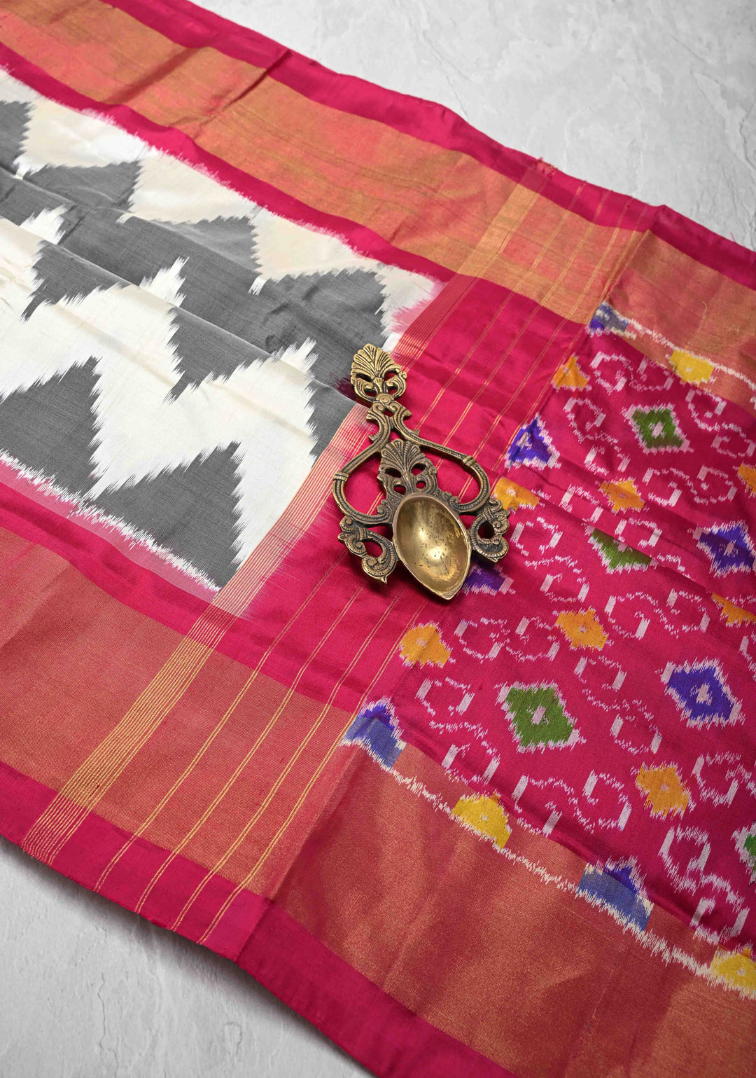 Ivory Uppada Handloom Pochampally Ikkat Silk Saree with Zari Border | SILK MARK CERTIFIED