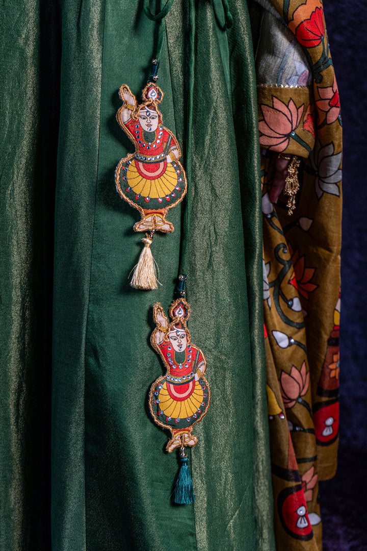SHRINATHJI DARBAR METALLIC HARĀ LEHENGA SET ( SET OF 3 )