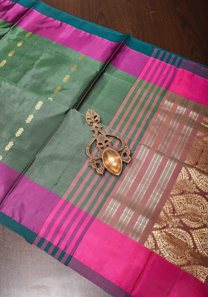 Elegant Green Vegan Handloom Saree with Dual-Tone Border and Resham Work, no Blouse piece