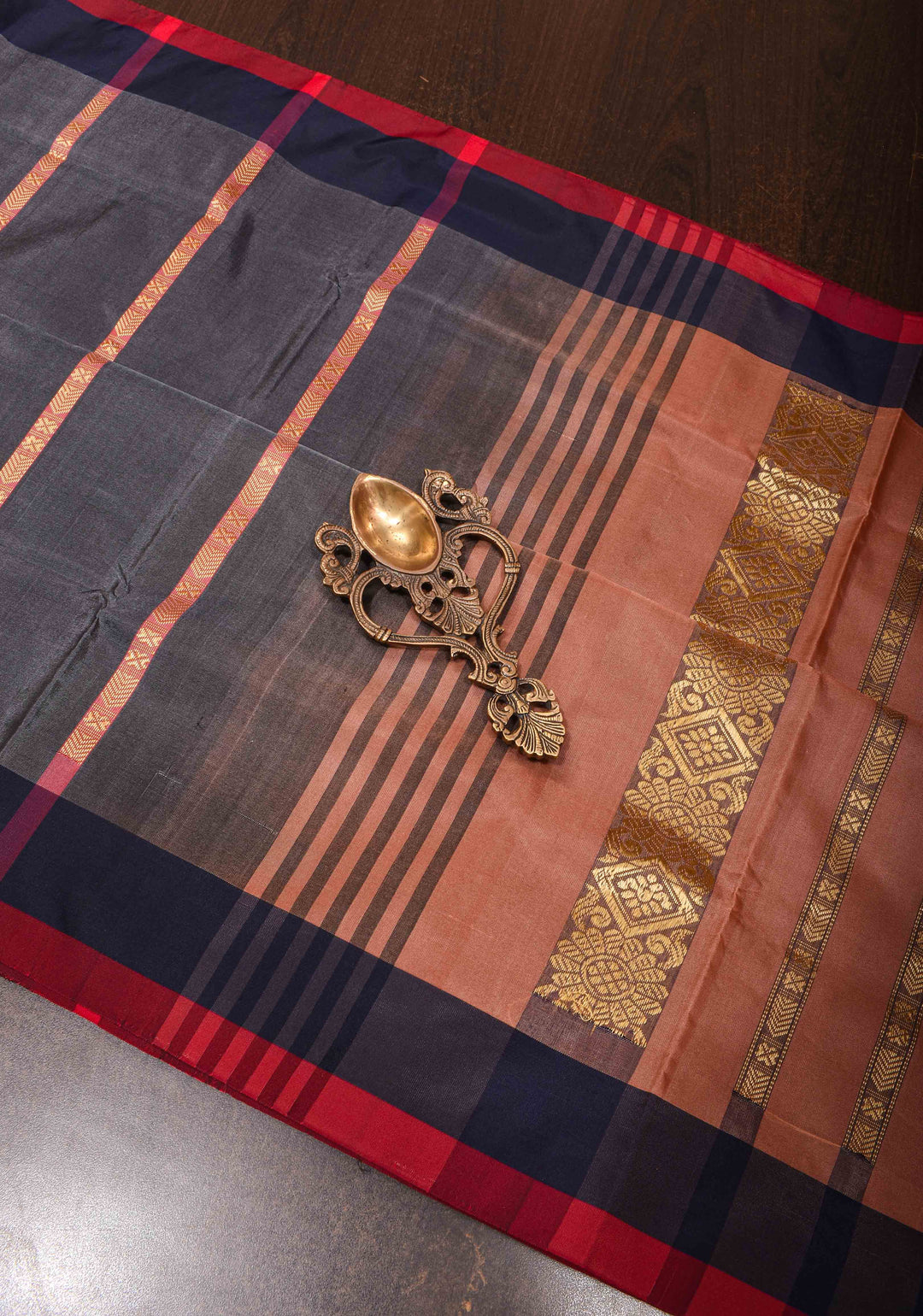 Vegan Silk Handloom Saree in Dark Grey with Contrast Pallu, No Blouse piece