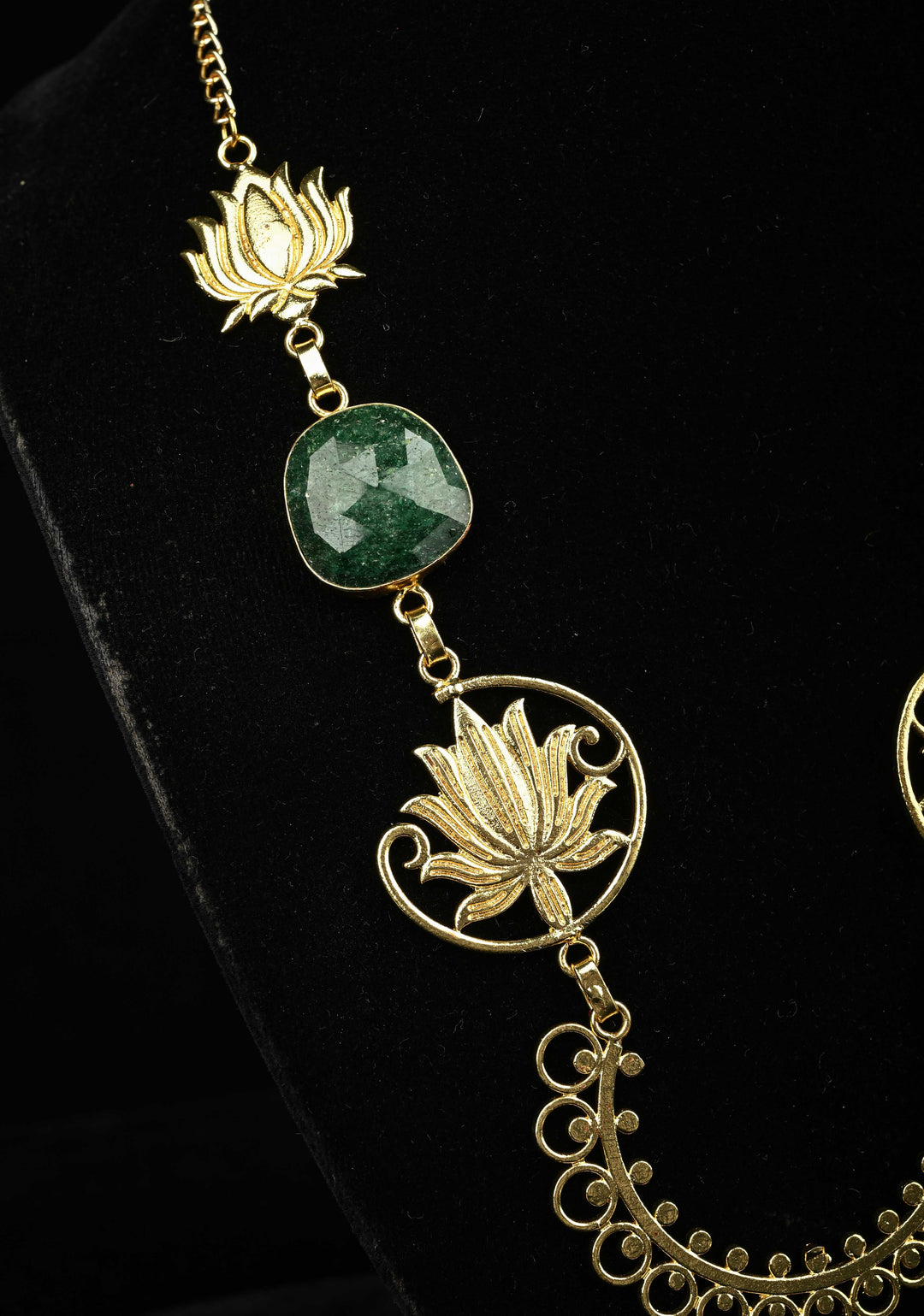 Green Ropada Chain Necklace and Lotus Motifs