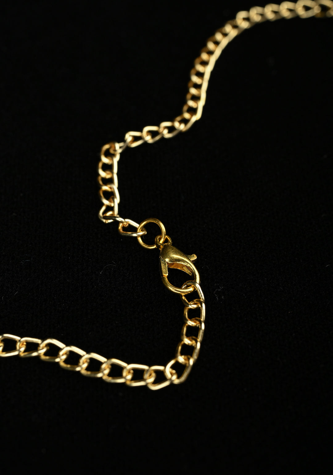 Green Ropada Chain Necklace and Lotus Motifs