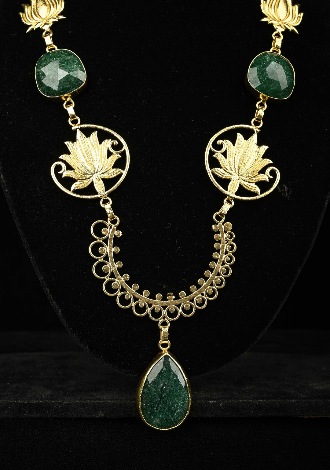 Green Ropada Chain Necklace and Lotus Motifs