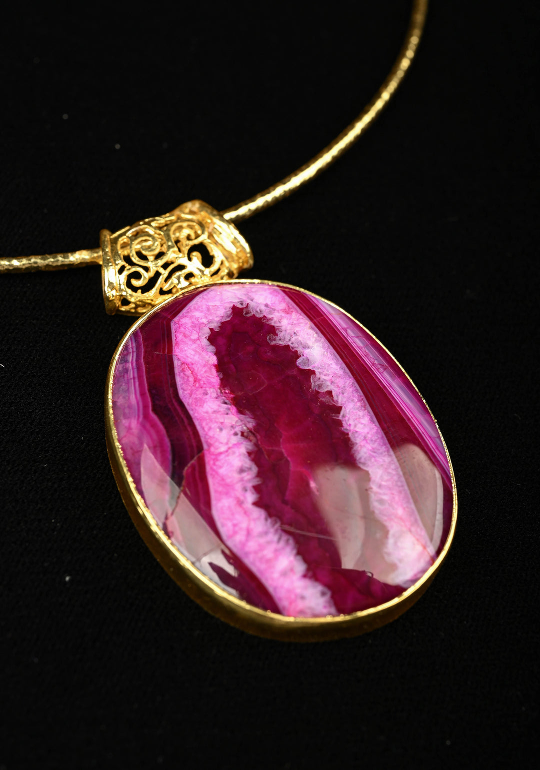 Hasli Necklace with Purple Lace Agate Pendant