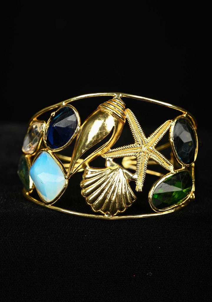 Ajustable HandCuff Bracelet With Gold Toned Metal Seashells-Star fish and MultiColor Glass GemStones