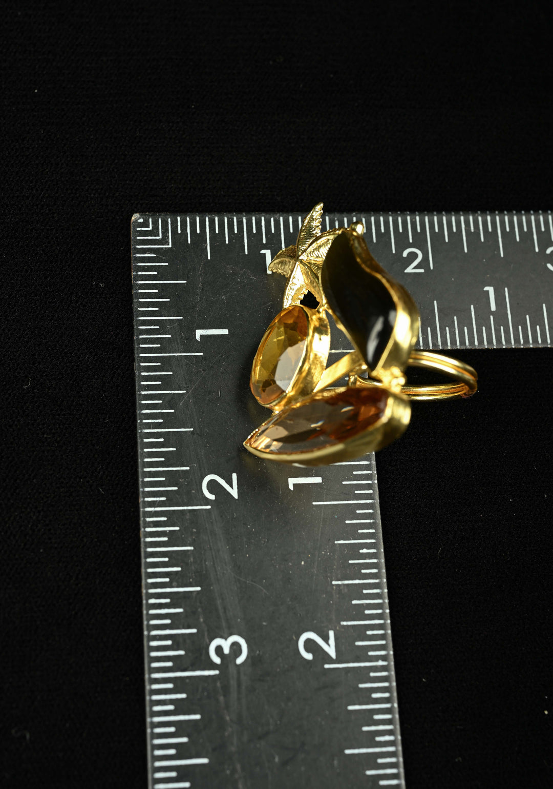 Starfish Motif Ring with Yellow-White-Green Glass Gemstone
