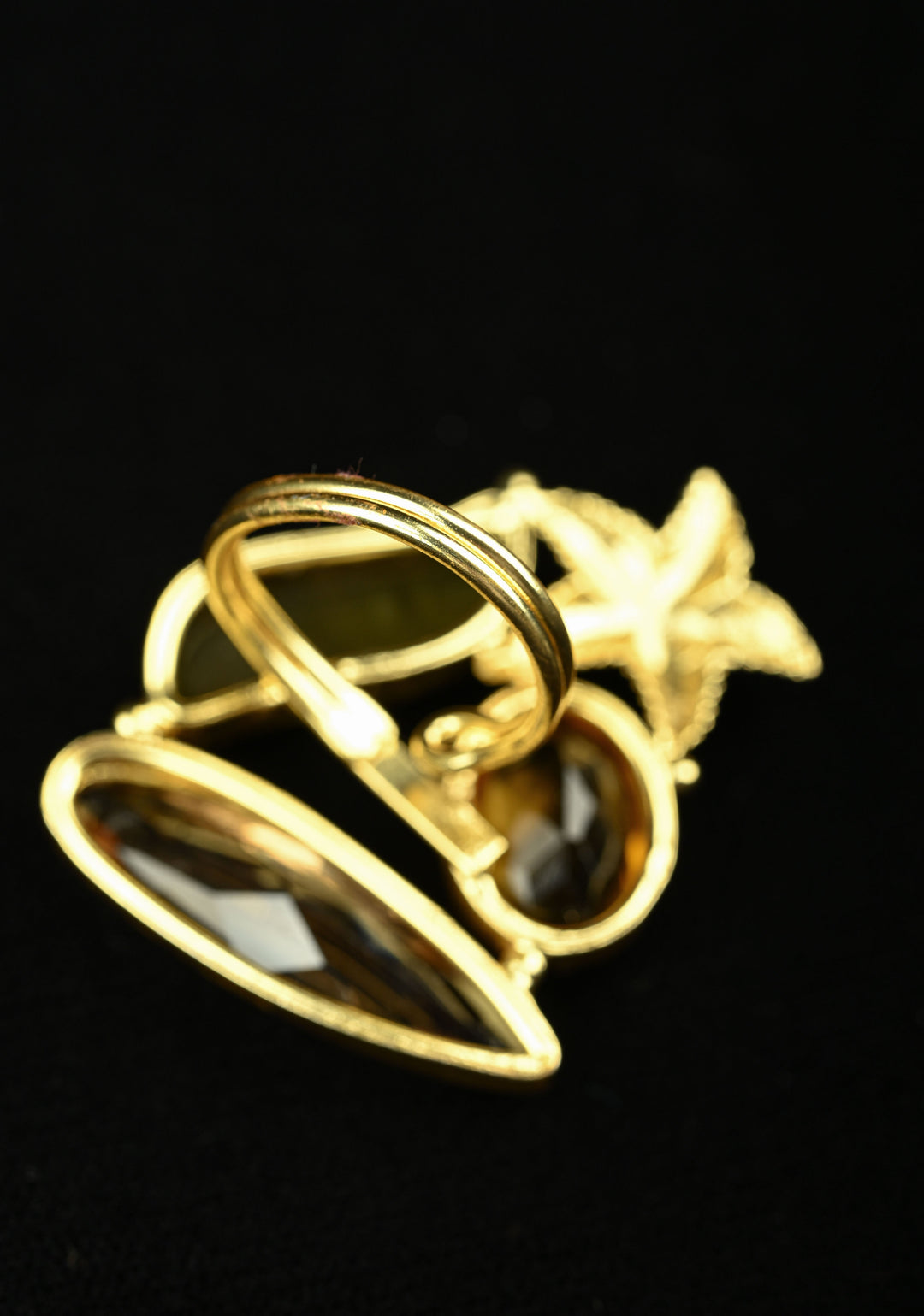Starfish Motif Ring with Yellow-White-Green Glass Gemstone
