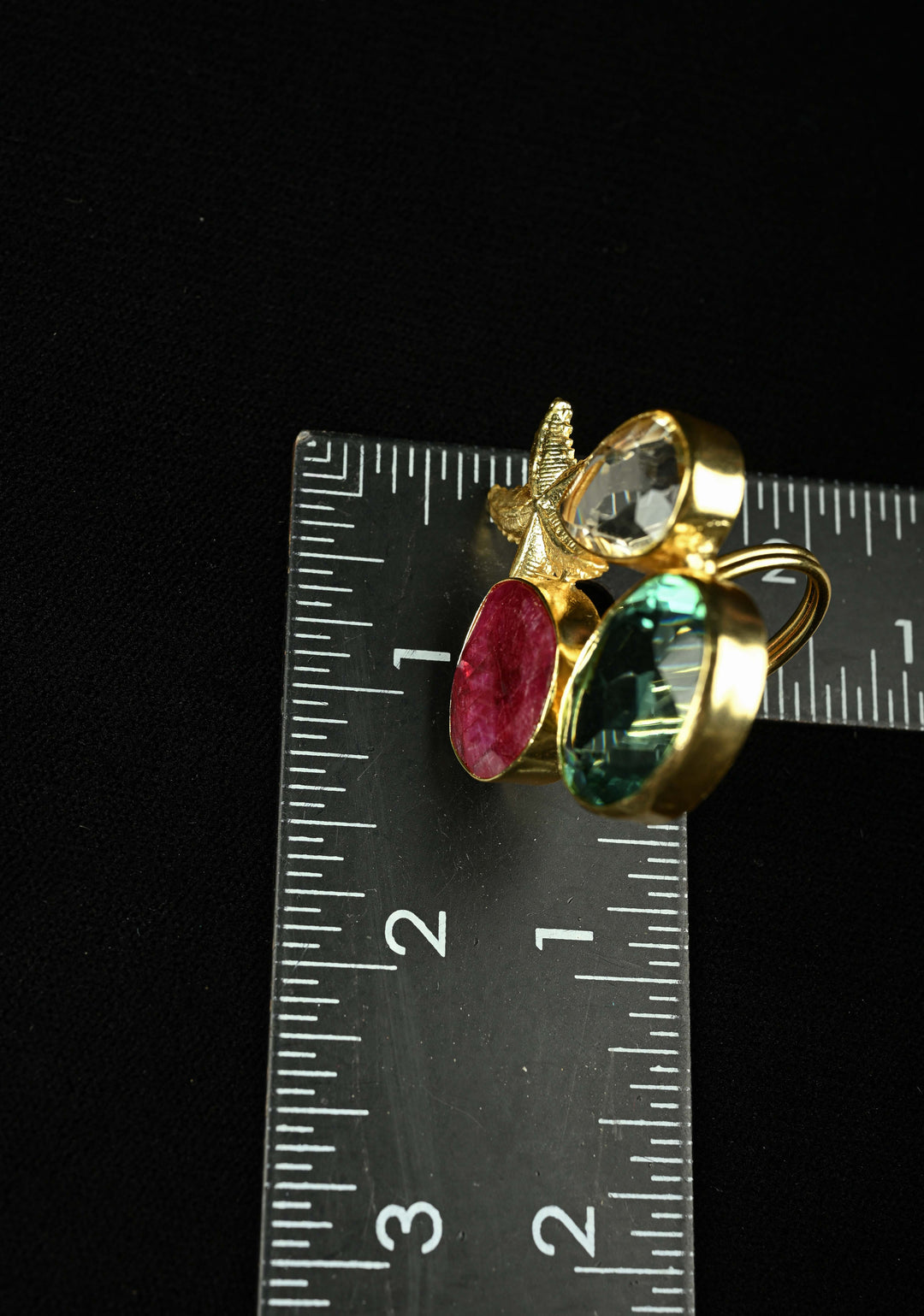 Motif Ring with Magenta-White-Green Glass Gemstone