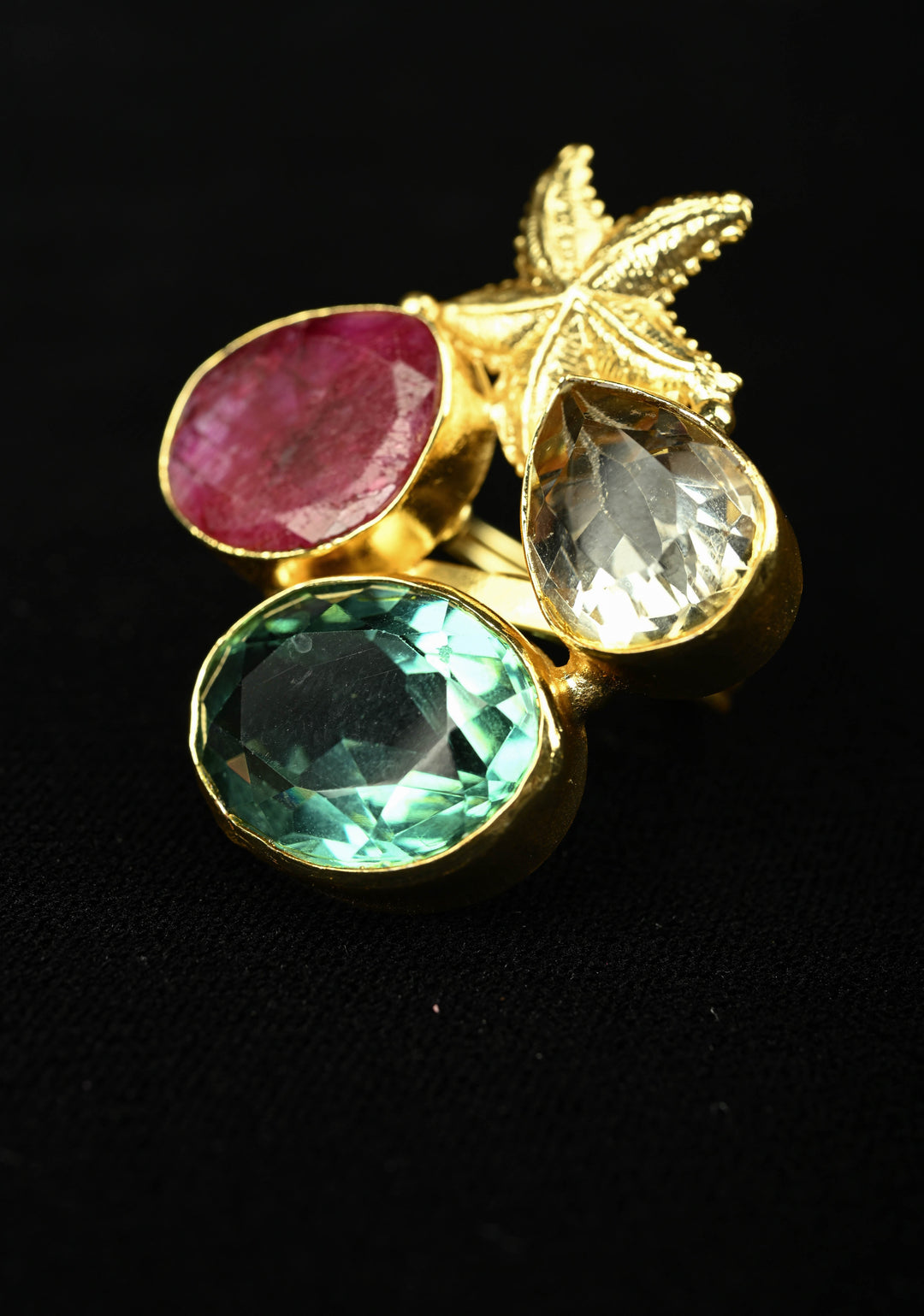 Motif Ring with Magenta-White-Green Glass Gemstone