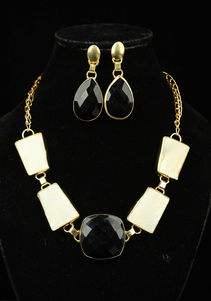 Mother of Pearls and Black Onyx Necklace and Earrings Set