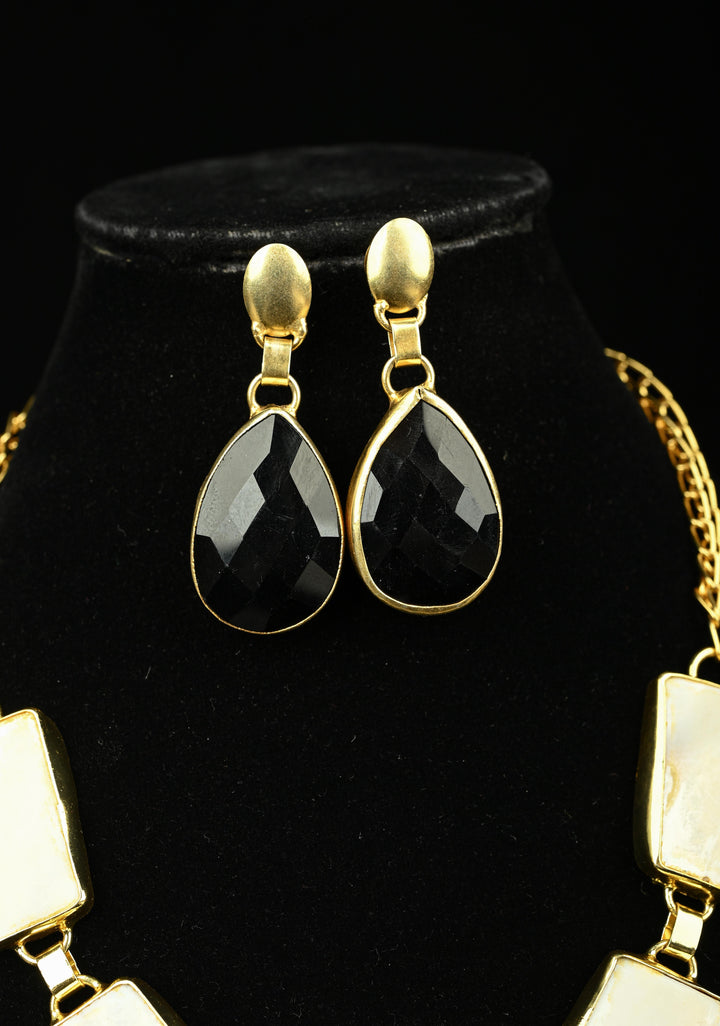 Mother of Pearls and Black Onyx Necklace and Earrings Set