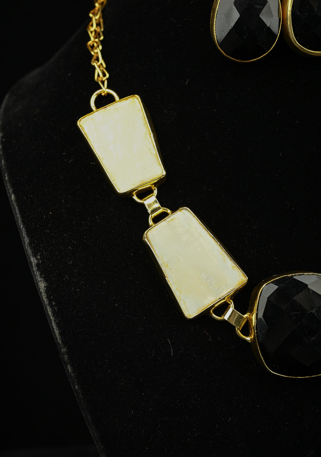 Mother of Pearls and Black Onyx Necklace and Earrings Set