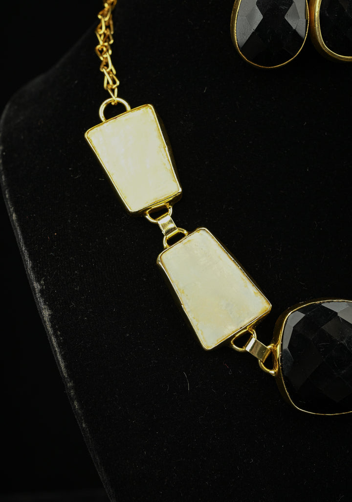 Mother of Pearls and Black Onyx Necklace and Earrings Set