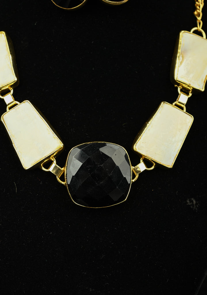 Mother of Pearls and Black Onyx Necklace and Earrings Set