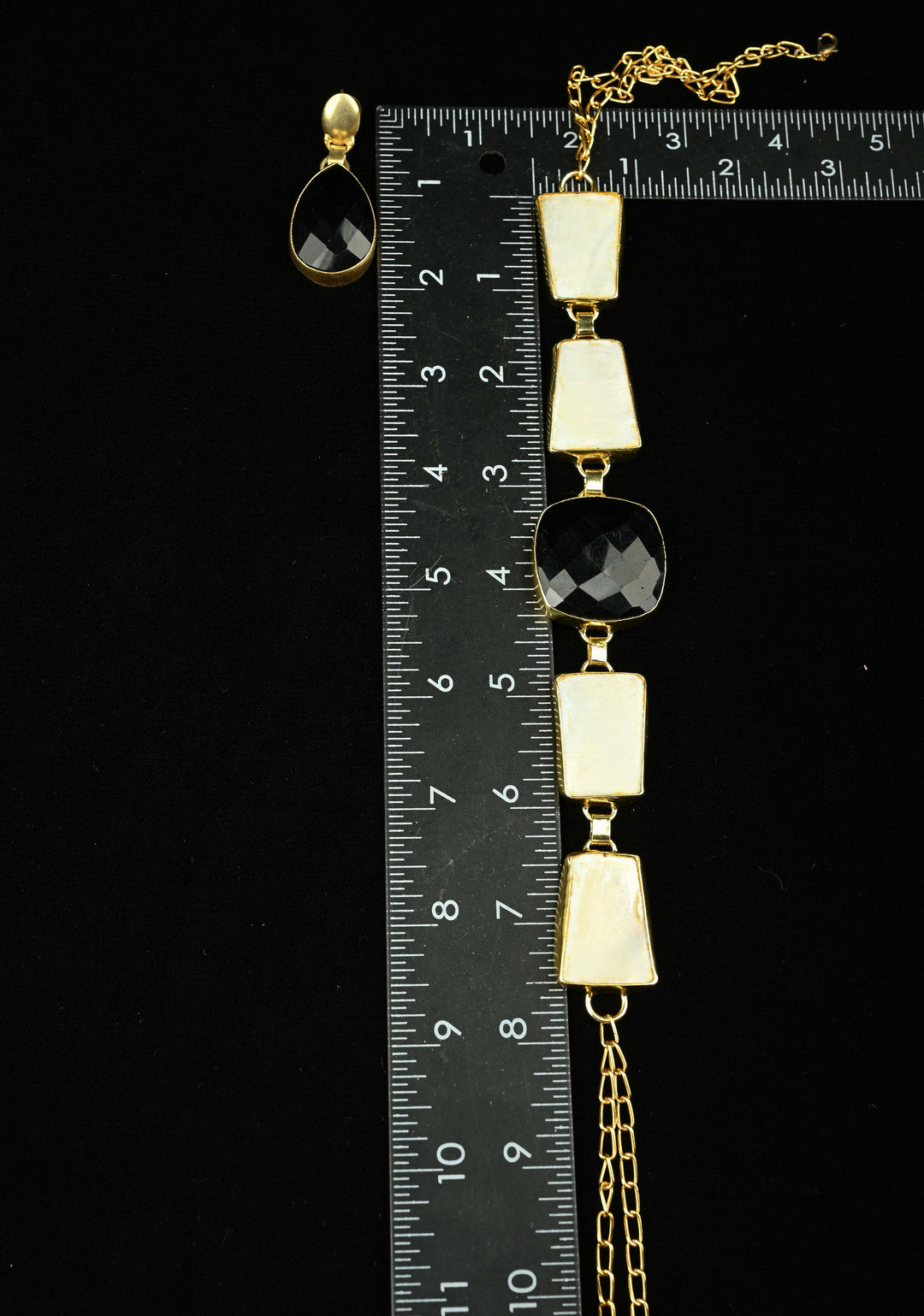 Mother of Pearls and Black Onyx Necklace and Earrings Set