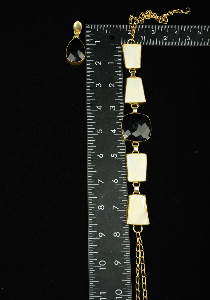 Mother of Pearls and Black Onyx Necklace and Earrings Set