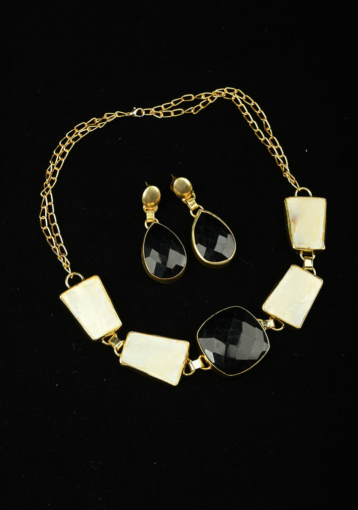 Mother of Pearls and Black Onyx Necklace and Earrings Set