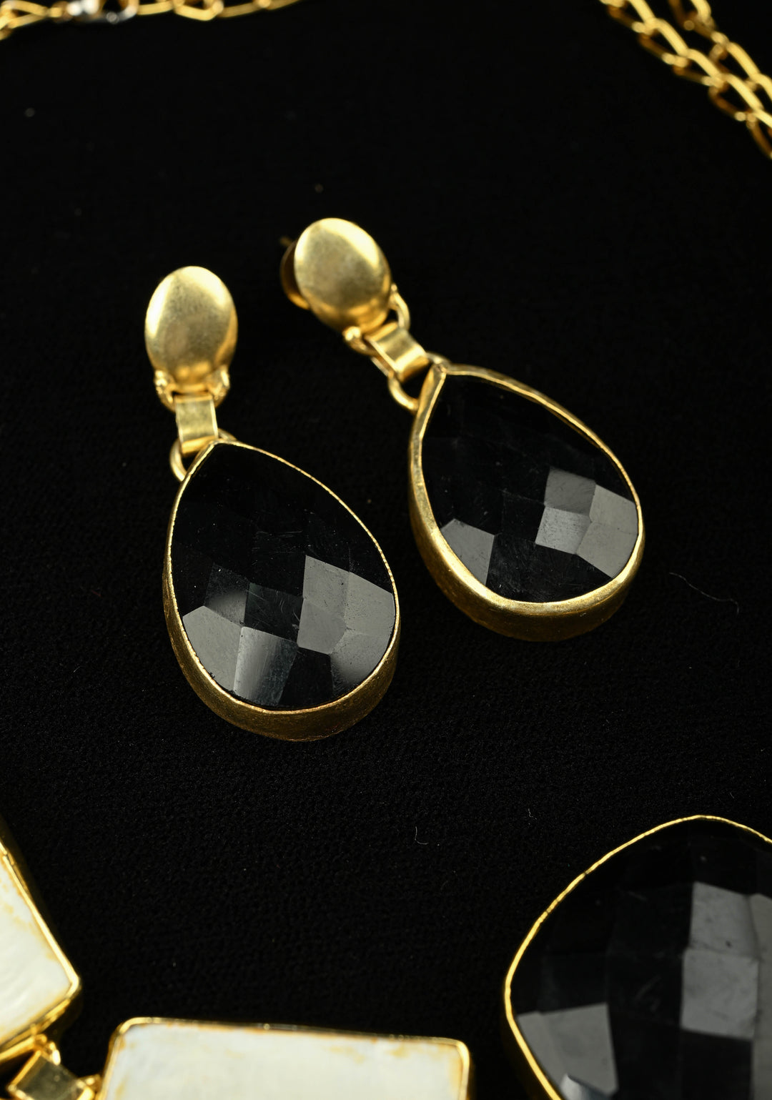 Mother of Pearls and Black Onyx Necklace and Earrings Set