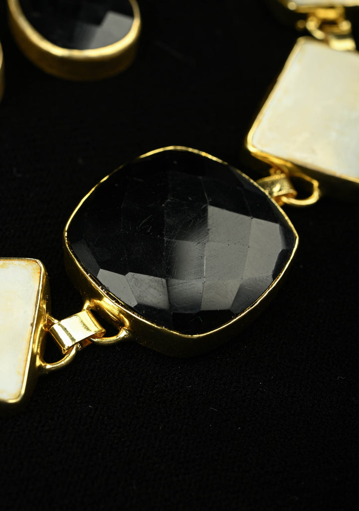 Mother of Pearls and Black Onyx Necklace and Earrings Set