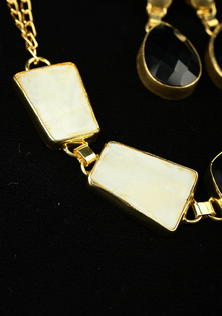 Mother of Pearls and Black Onyx Necklace and Earrings Set