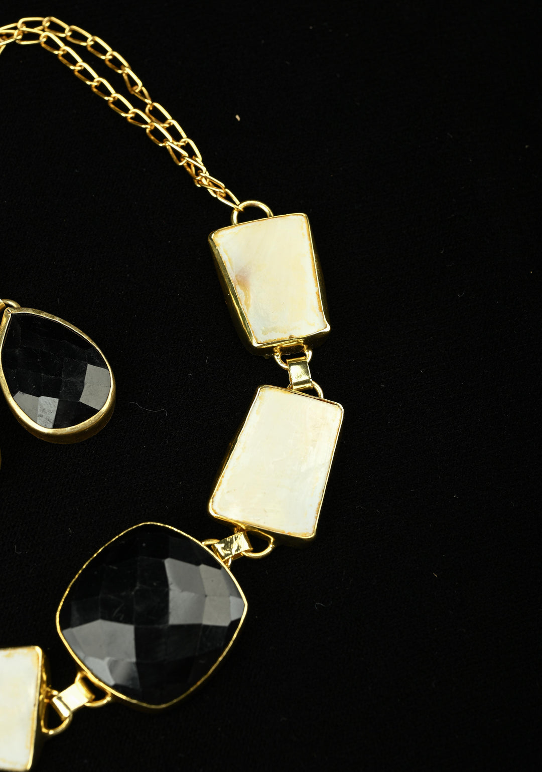 Mother of Pearls and Black Onyx Necklace and Earrings Set