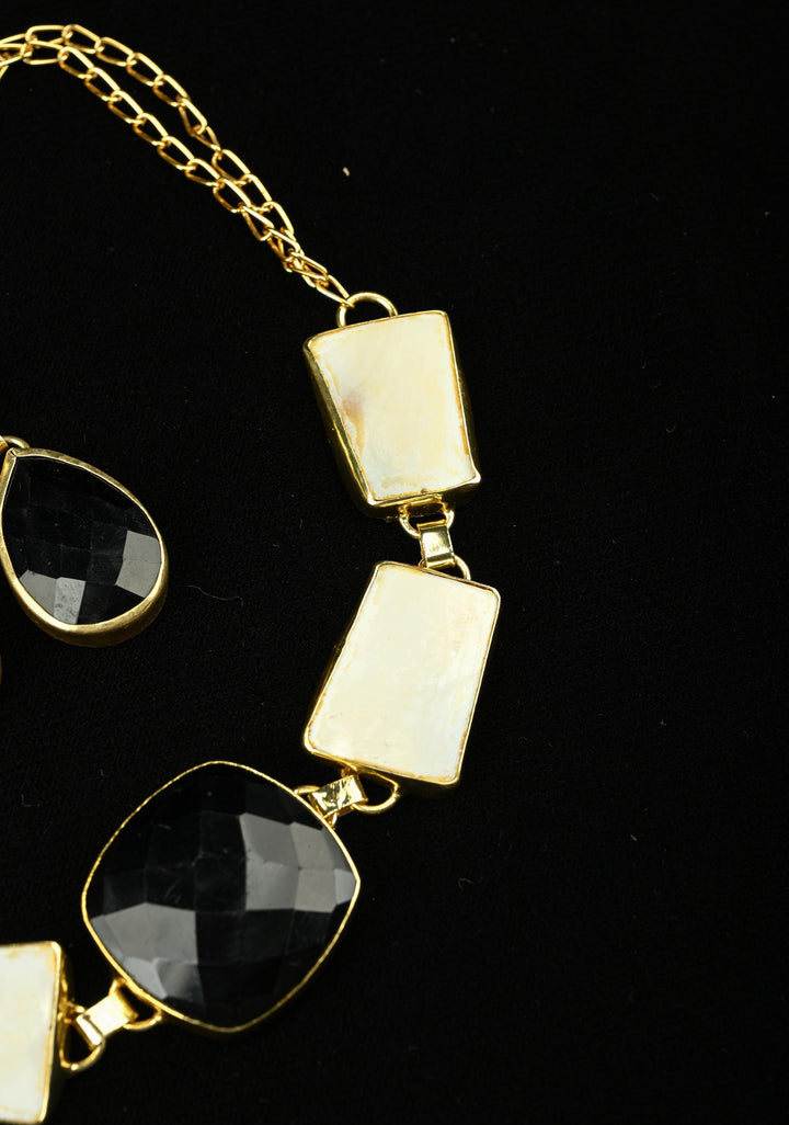 Mother of Pearls and Black Onyx Necklace and Earrings Set