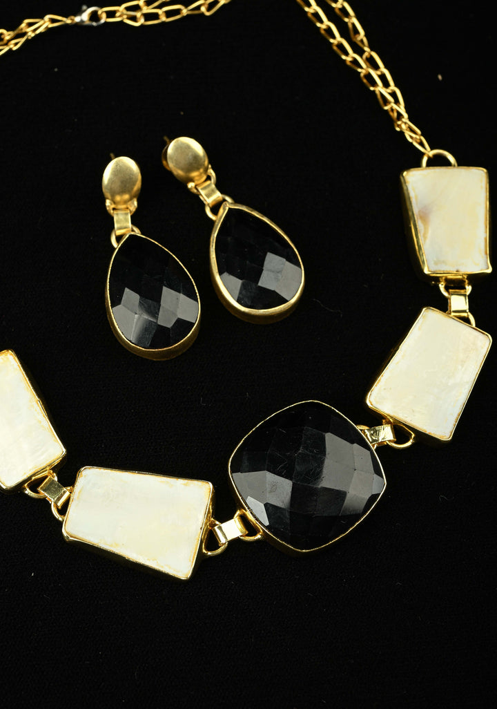 Mother of Pearls and Black Onyx Necklace and Earrings Set