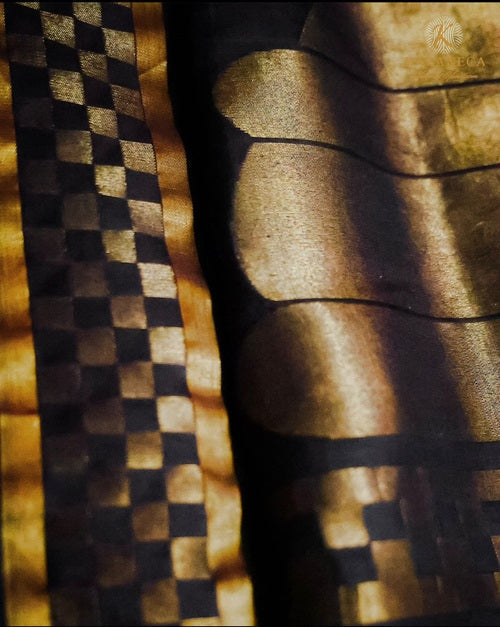 Queen's Gambit Royal Handwoven Jamdani Silk Saree - Black | SHOBITAM