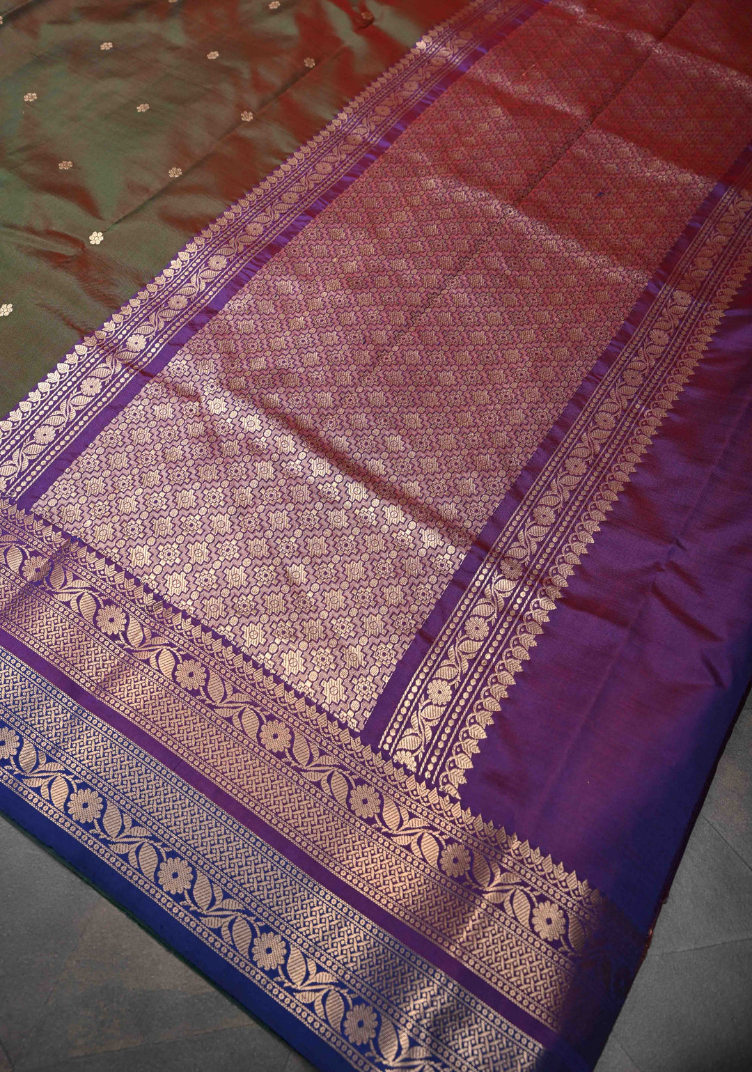 Green Dual tone Pure Banarasi Katan Silk Saree with Chunri Buttis and Zari Border | SILK MARK CERTIFIED