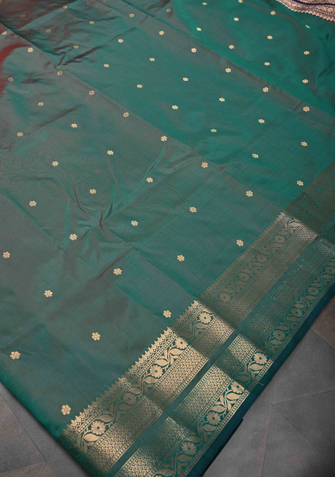 Emerald Green Dual tone Pure Banarasi Katan Silk Saree with Chunri Buttis and Zari Border | SILK MARK CERTIFIED