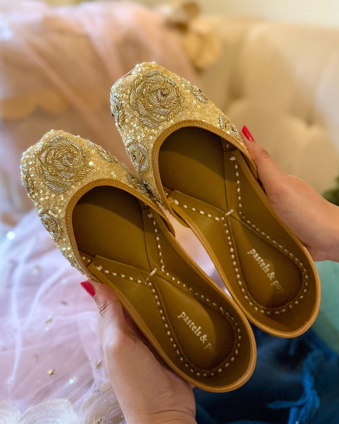 SPARKLE SEASON Golden Embroidery Jutties