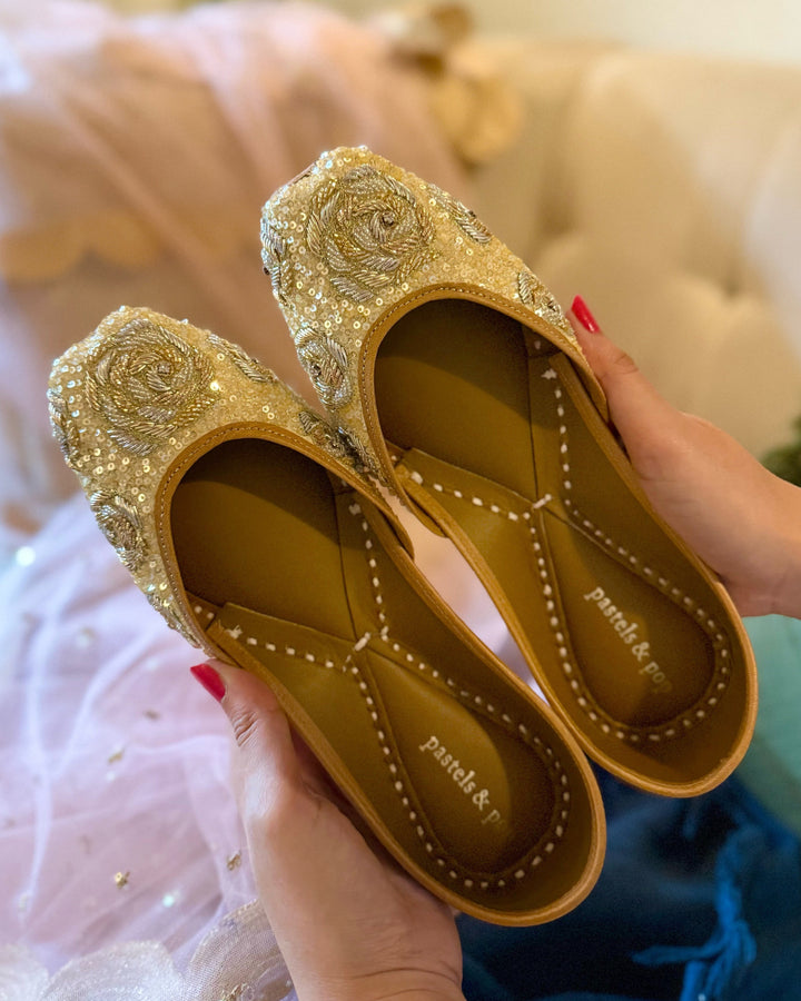 SPARKLE SEASON Golden Embroidery Jutties