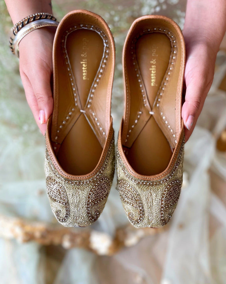 Desire Gold Traditional Paisley Motif Ethnic Mojaris for Women