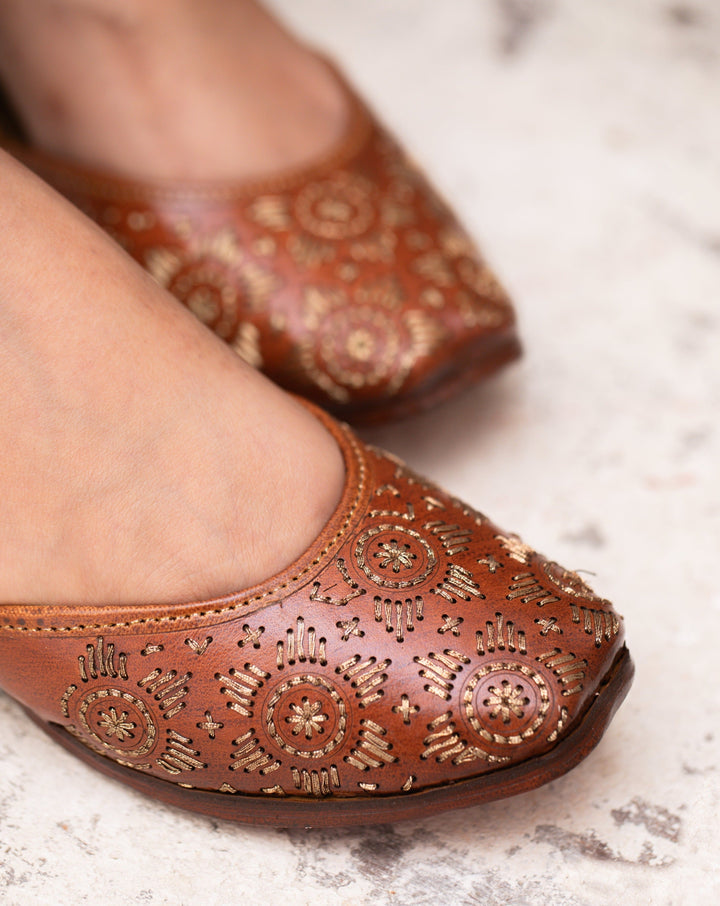 PHULKARI Brown Zari Embroidered Jutti