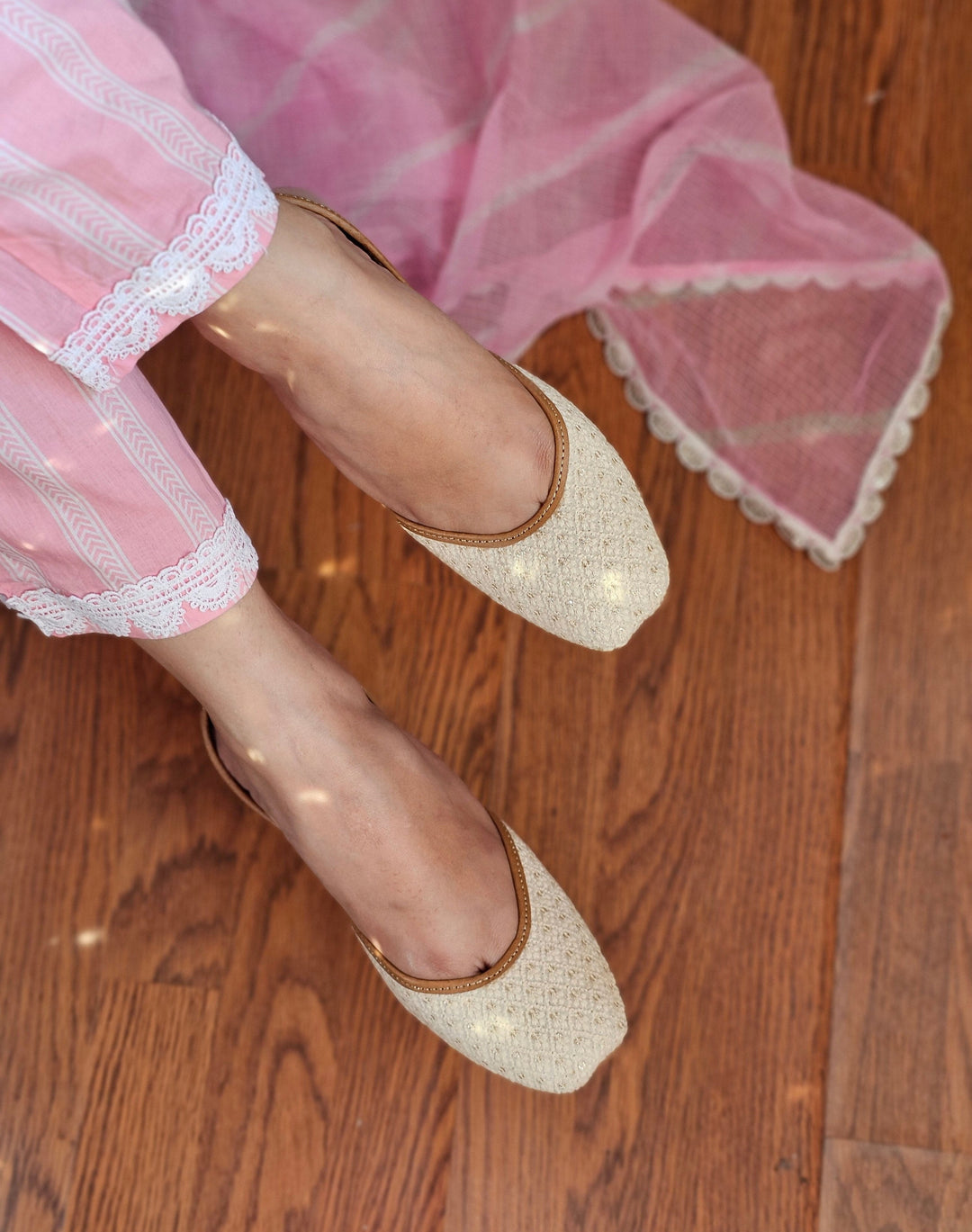 Heer White Embroidery Jutti