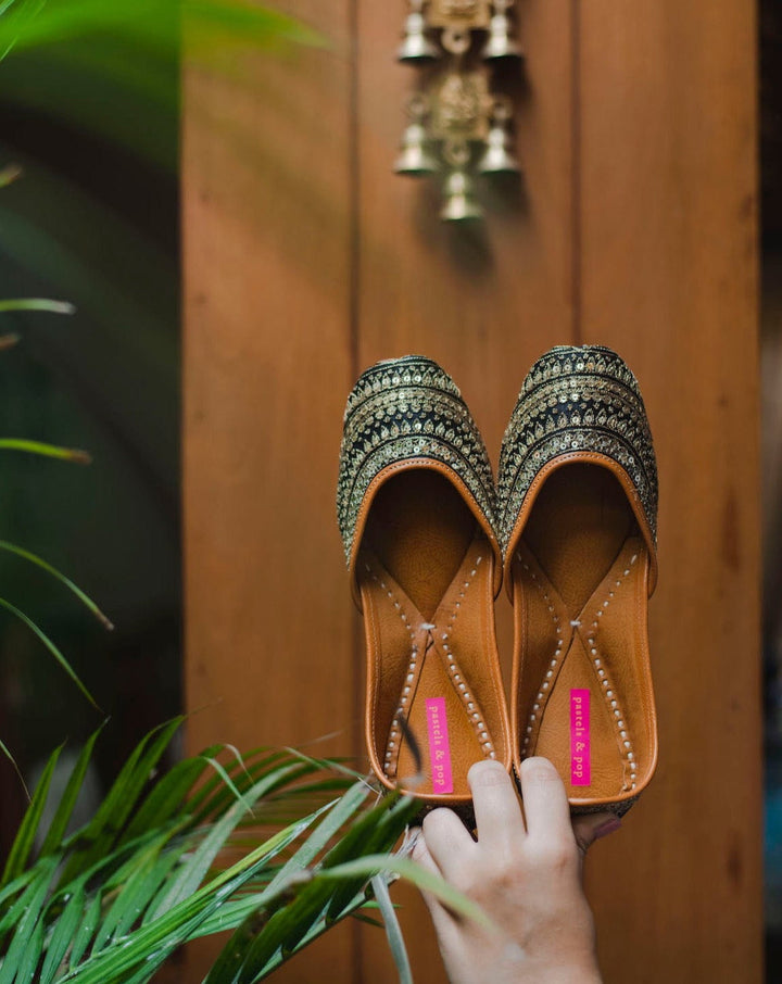 QUEEN Traditional Sequin Work Ethnic Mojaris for Women | SHOBITAM
