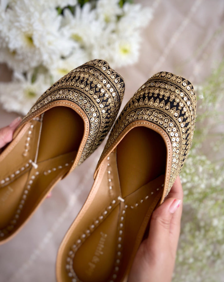 QUEEN Traditional Sequin Work Ethnic Mojaris for Women | SHOBITAM