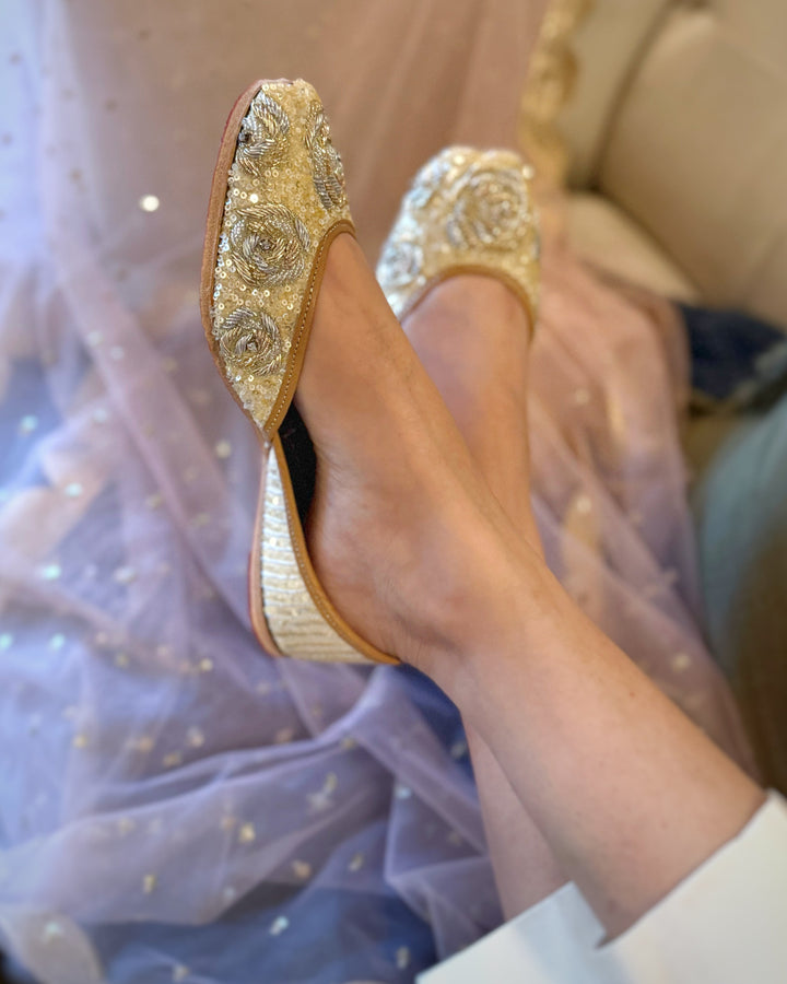 SPARKLE SEASON Golden Embroidery Jutties