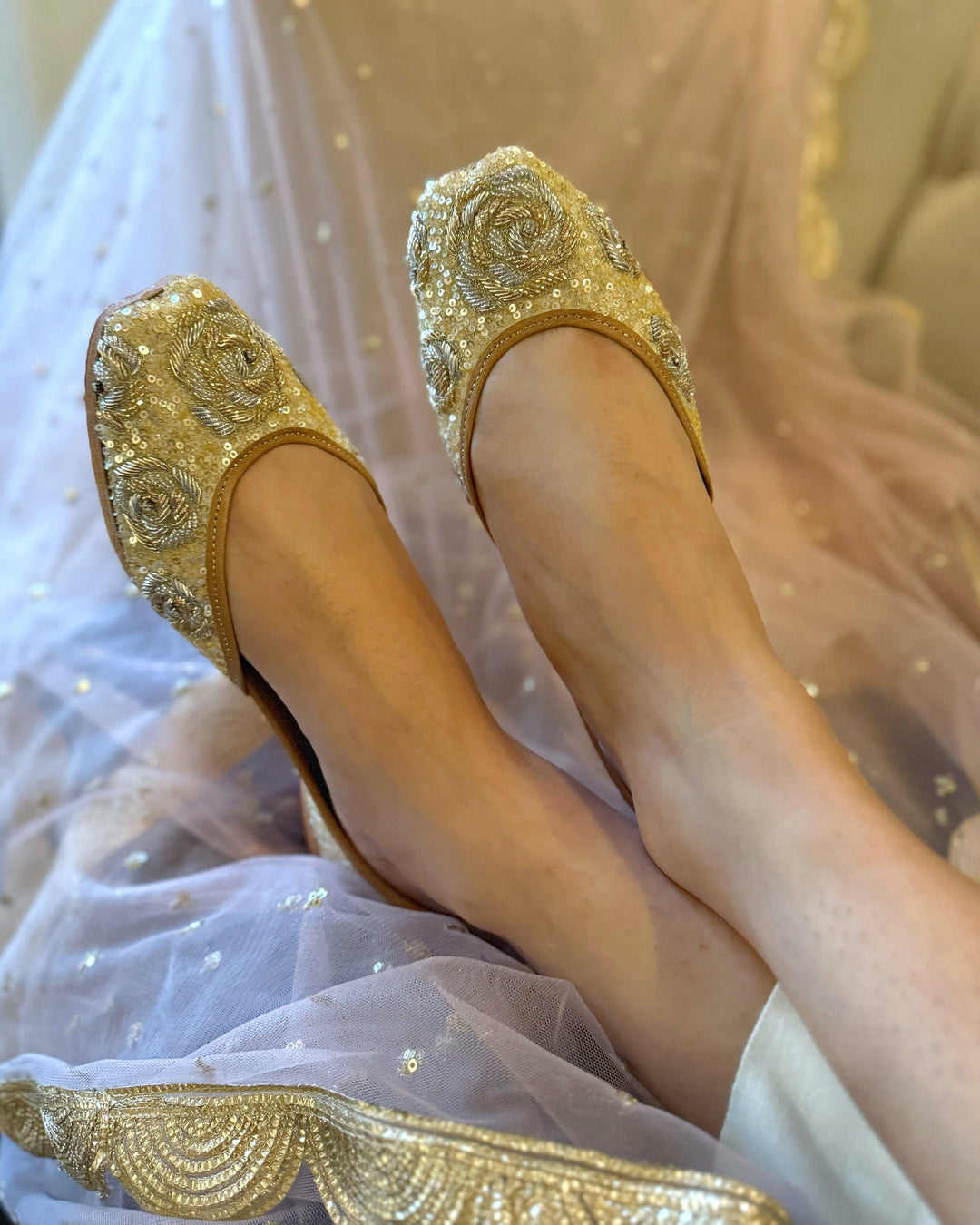 SPARKLE SEASON Golden Embroidery Jutties