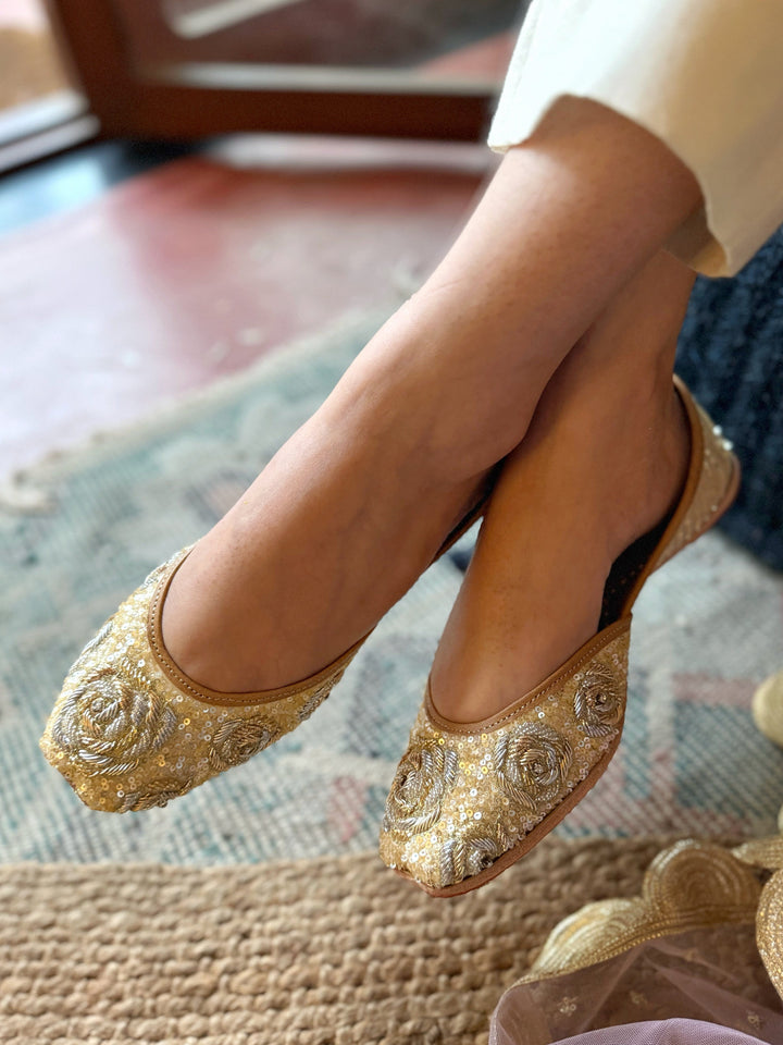 SPARKLE SEASON Golden Embroidery Jutties