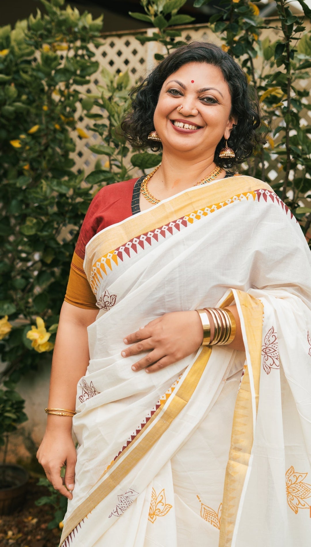 White Onam Kasavu Temple Motif Jugalbandhi Saree Taamara | SHOBITAM