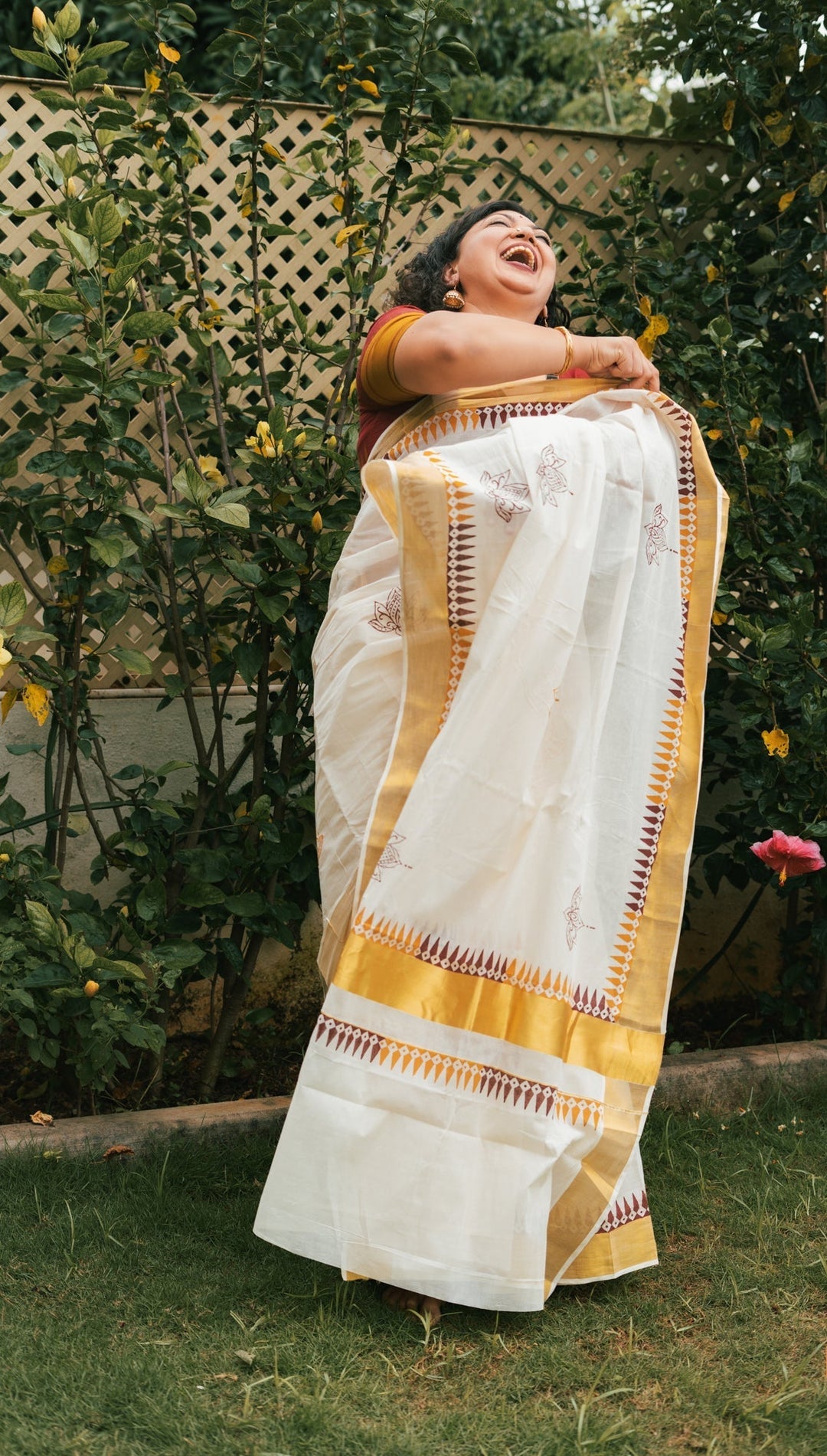 White Onam Kasavu Temple Motif Jugalbandhi Saree Taamara | SHOBITAM