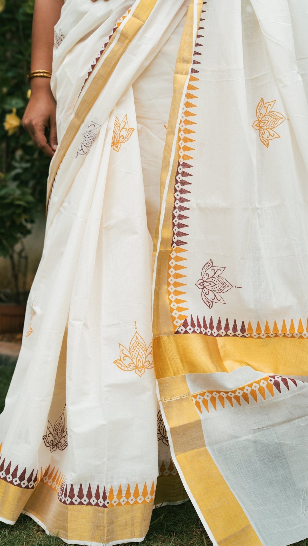 White Onam Kasavu Temple Motif Jugalbandhi Saree Taamara | SHOBITAM